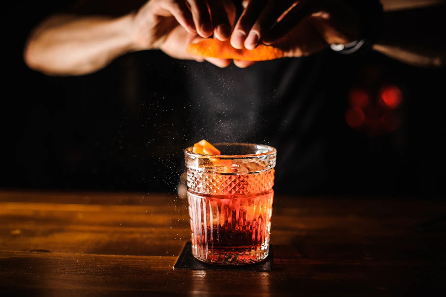 Bartender preparando um coquetel Farias Drinks