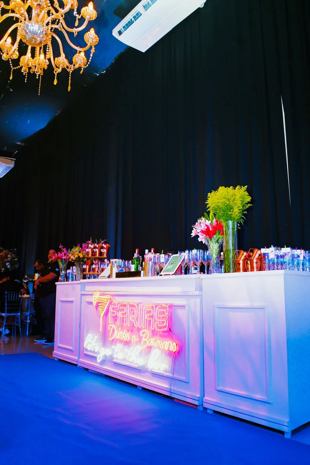 Bar Farias Drinks montado e iluminado em evento
