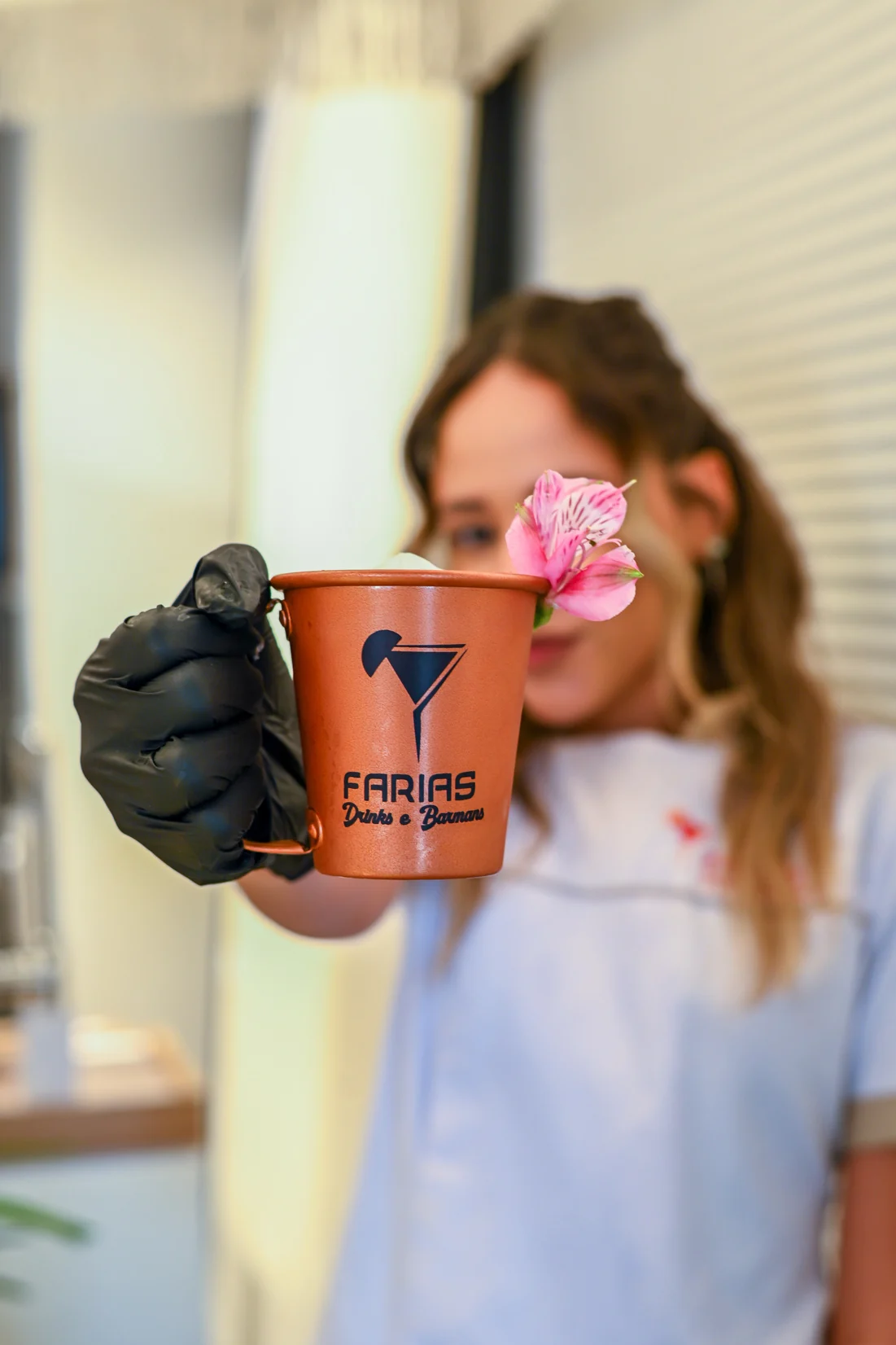 Copo personalizado Farias Drinks sendo apresentado